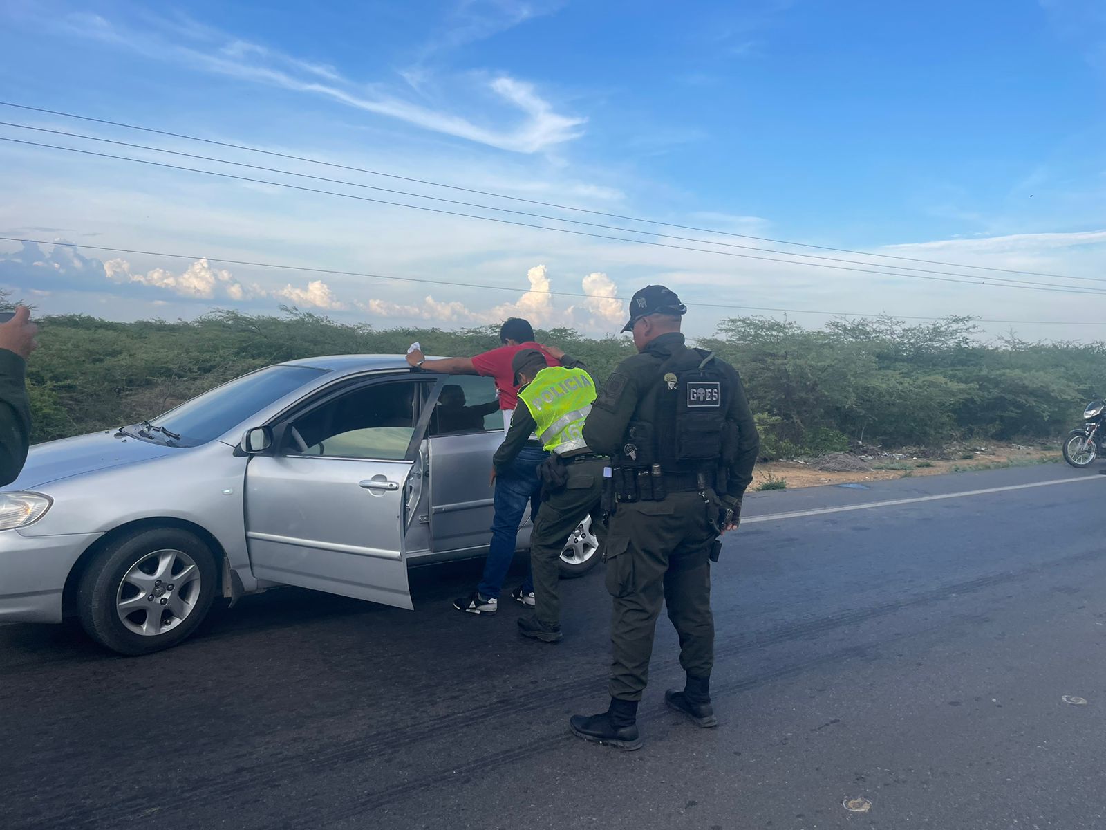 https://www.notasrosas.com/Departamento de Policía Guajira realiza operativos de control en diferentes ejes viales de su jurisdicción