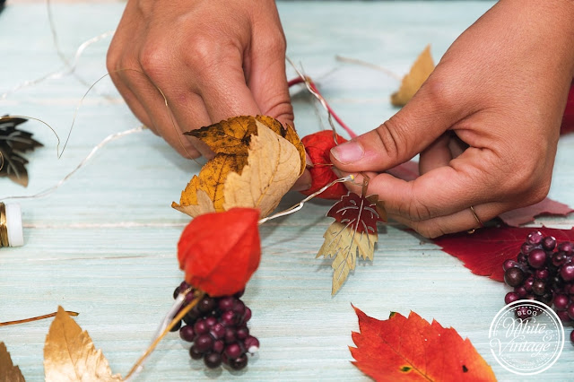 Herbstgirlande aus bunten Naturmaterialien basteln.