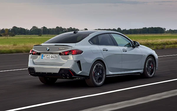 BMW M235 xDrive - cinza - traseira