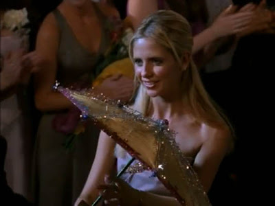 sarah michelle geller as buffy the vampire slayer accepting an award at prom