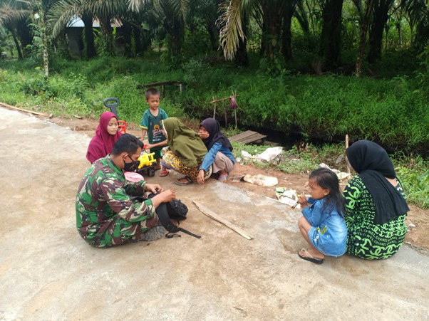 Kekompakan TNI dan Warga Tetap Akrab Pasca TMMD Ke-111 Kodim 1207/Pontianak