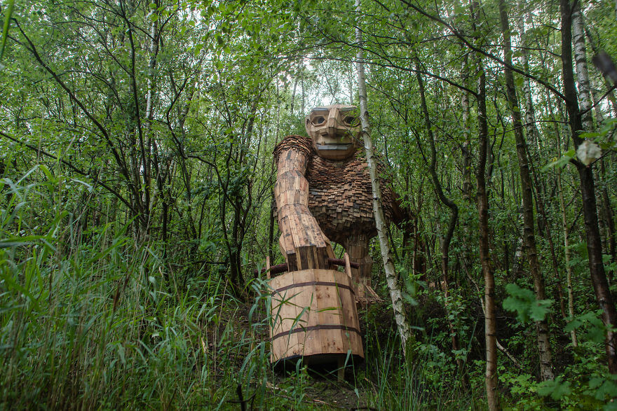 Guy Makes Giants From Wood And Hides Them In The Woods In Belgium