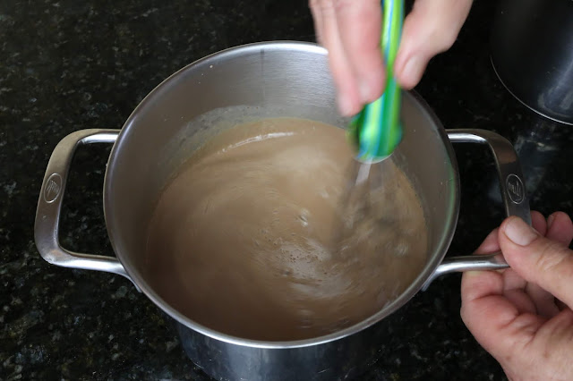 Preparación de flan de chocolate y vainilla