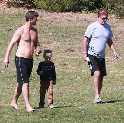 Alan Thicke con su hijo, el cantante Robin Thicke y su nieto Julian (Marzo 2015)