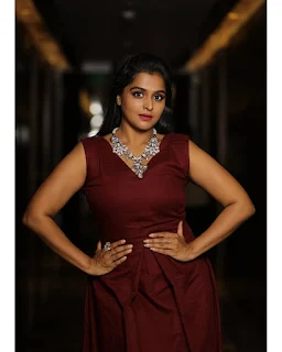 Actress Ramya Nambeesan Cute Lovely Pics