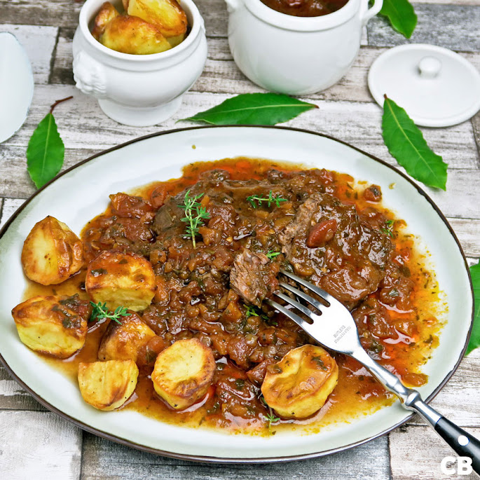 Recept: zo maak je zelf het allerlekkerste Italiaanse draadjesvlees met heel veel tomatensaus