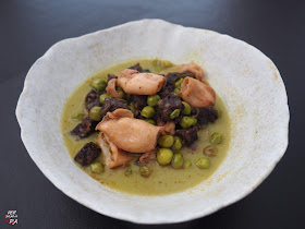 Guisantes con chipirones y butifarra negra con crema de sus vainas