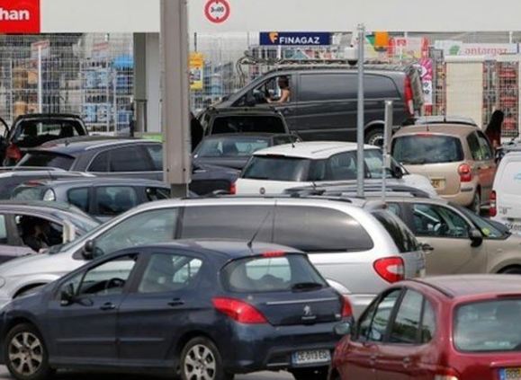 پیرس: فرانس میں آئل ریفائنریز کے ملازمین کی ہڑتال کے باعث پٹرول کا بحران شدت اختیار کرگیا ہے۔