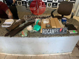 PM apreende 7kg de drogas, armas e prende de suspeito de tráfico na região das Malvinas em Mossoró no RN