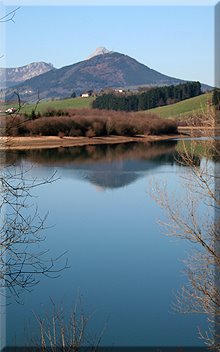 Tranquilas aguas del embalse de Urkulu