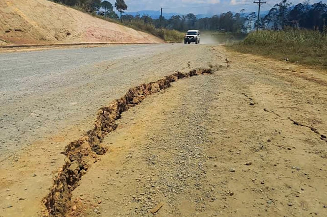 7.6 magnitude earthquake hits Papua New Guinea, cracks in roads