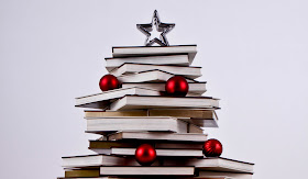 Originales árboles de navidad hechos con libros