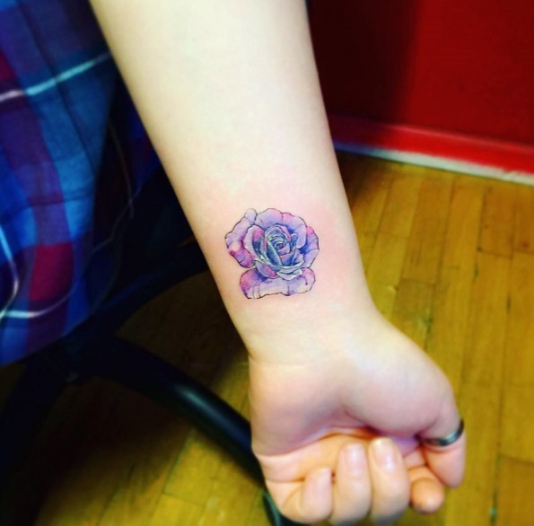 Este violeta e rosa azul no pulso Este violeta e rosa azul no pulso
