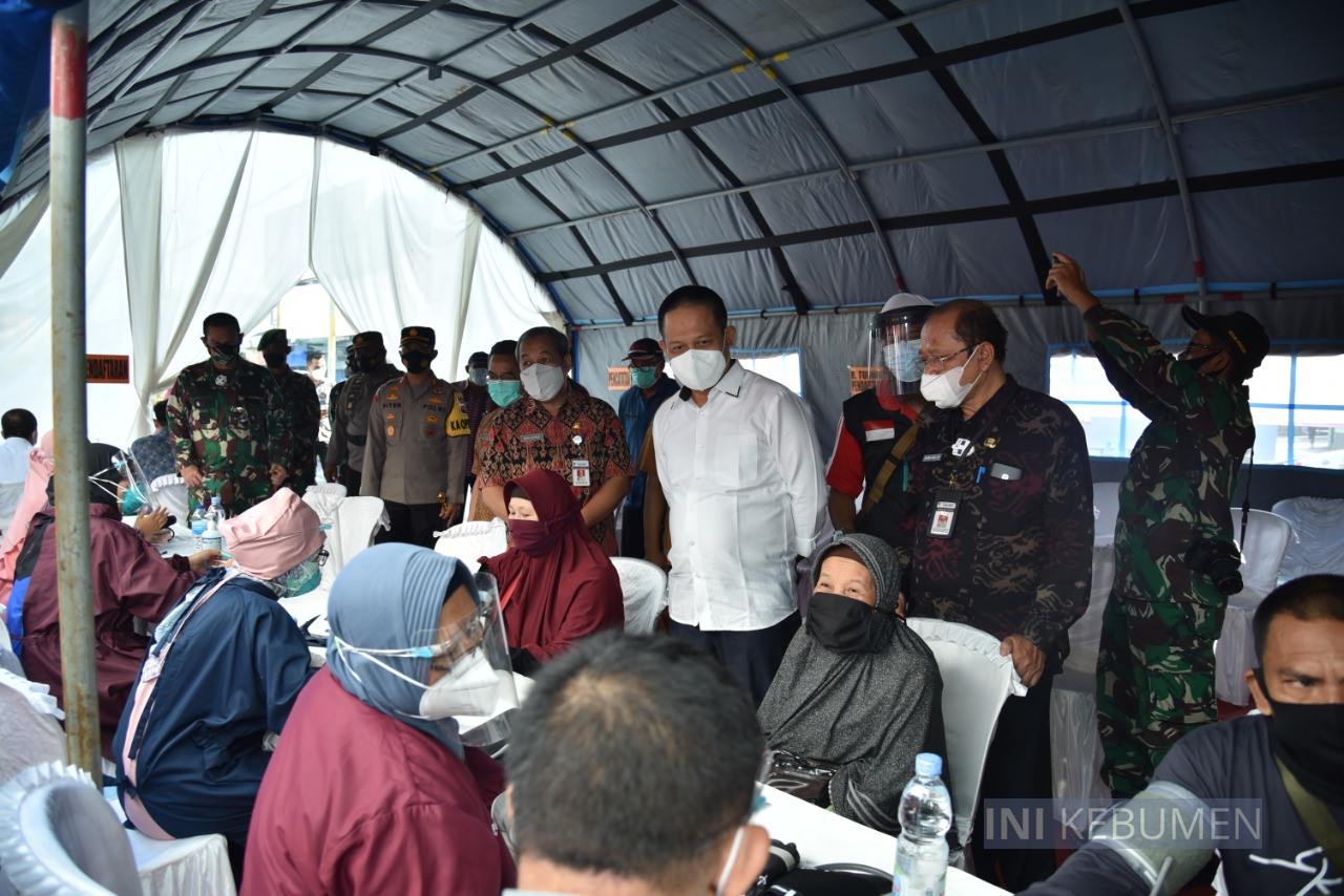 Vaksinasi Massal Mulai Menyasar Pedagang Pasar Tradisional  di Kebumen