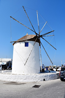 ο ανεμόμυλος στο λιμάνι της Παροικιάς