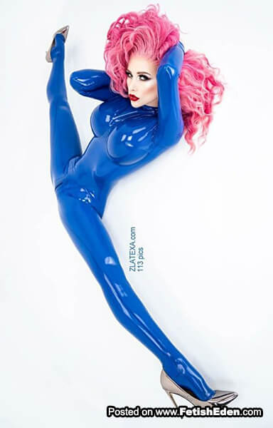 Beauty with pink hair in blue latex catsuit doing the splits