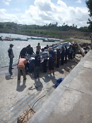 Pokmaswas menjemput prahu dolphin di Pantai Tambakrejo.