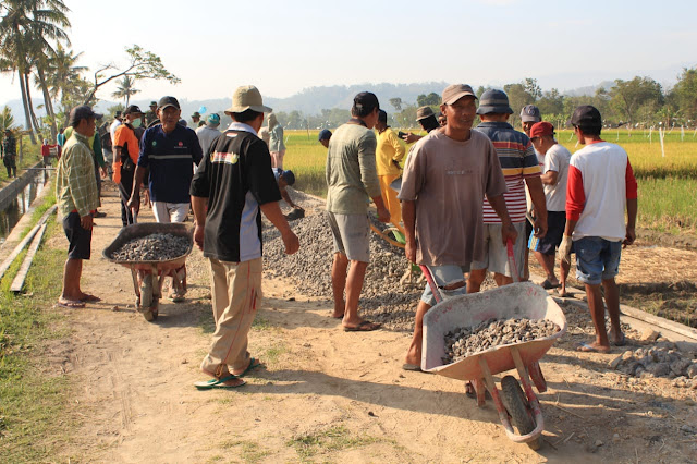 Betonisasi Jalan Sepanjang 900 M di Jimbung Hampir Selesai