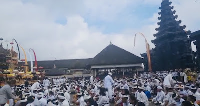 Umat Hindu Lakukan Upacara Tawur Tabuh Gentuh dan Ida Bhatara Turun Kabeh di Pura Agung Besakih