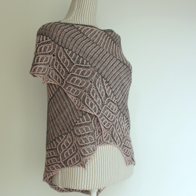 Briochangle shawl brioche knitting pattern by Katrine Birkenwasser