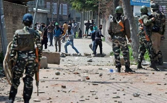 जम्मू कश्मीर में सेना की कार्रवाई पर पथराव