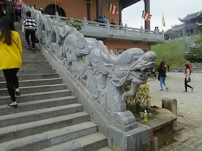 バイディン寺（Bai Dinh Pagoda）の龍の階段