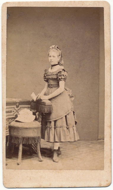 Fotografía de una niña sobre 1870.