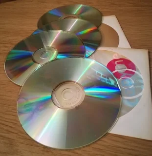 cinci CD-uri in care se reflecta ecranul televizorului
