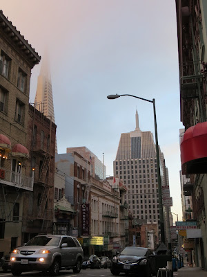 Sulla sinistra, la Transamerica Pyramid coperta da basse nuvole