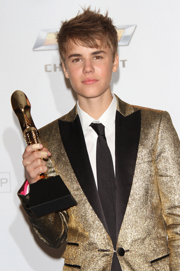 selena gomez justin bieber kiss billboard music awards. Justin Bieber and Selena