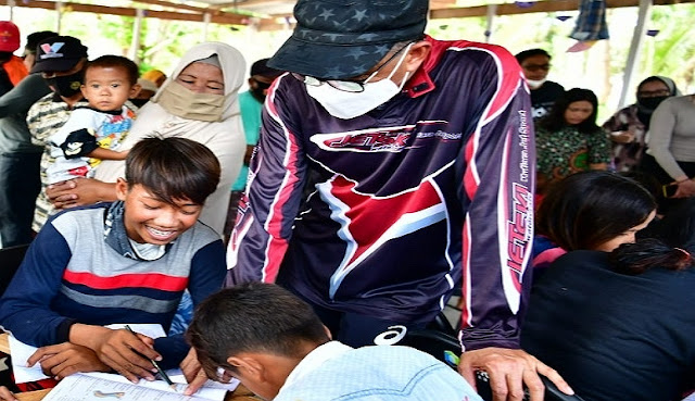 Nurdin Abdullah Bahagia Anak Pulau Lanjukang Sudah Bisa Membaca dan Menulis.lelemuku.com.jpg