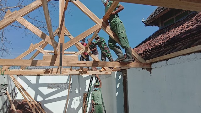 Struktur penutup Atap Serambi Masjid Ar-Rohman diganti dari Kayu Glugu menjadi Kayu Jati