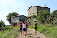 Seguint el recorregut, la primera casa que trobem és La Caseta pertanyent al veïnat del Casó del municipi de Montclar