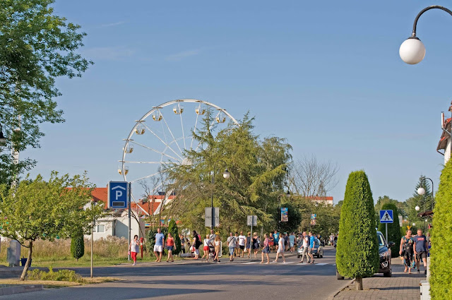 wesołe miasteczko Rewal, widok na centrum miasta