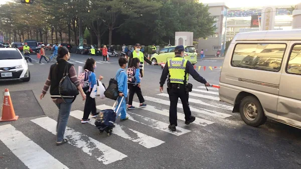 ▲彰化縣警察局各分局員警今天和學校志工，一起維持學童上學交通安全。（記者林明佑翻攝）