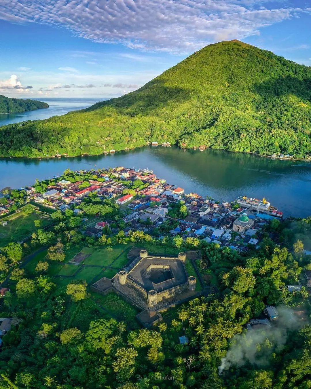 Temukan keindahan alam dan kebudayaan khas Banda Neira, salah satu pulau tersembunyi di Maluku. Jelajahi destinasi wisata dan objek budaya yang menakjubkan.
