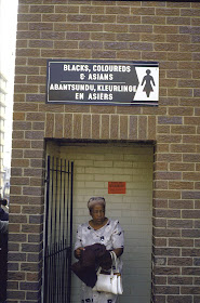 Carteles racistas del apartheid en Sudáfrica