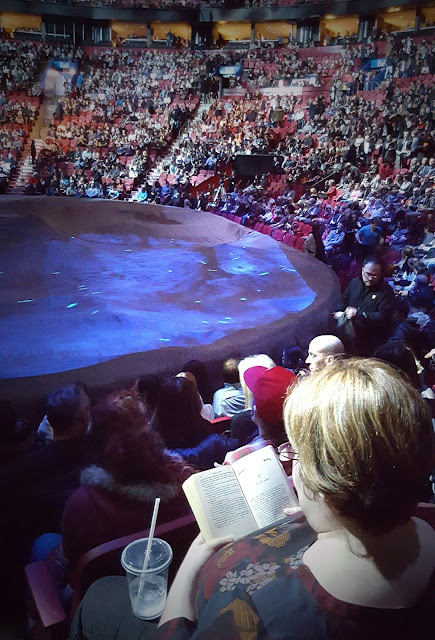 Lire en attendant Toruk au Cirque du Soleil. Montréal 2015