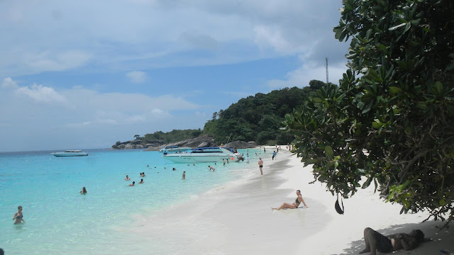  ที่เกาะสี่หรือเกาะเมี่ยงจุดท่องเที่ยวหลักๆอยู่ 3 ที หาดหน้า หาดเล็ก จุดชมวิวลานข้าหลวง