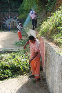 trabalhos de capina e limpeza da Praça Francisco Graciano da Silva, próximo à Boca do Túnel, na Beira Linha