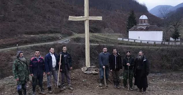 Часни Крст никао уз потапану Светињу Грачаницу (ФОТО)