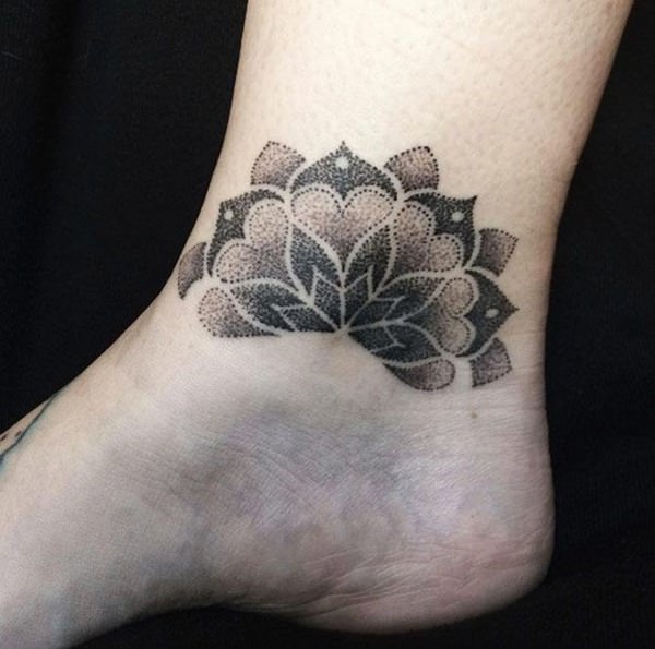 Mini tatuagens femininas para os tornozelos 