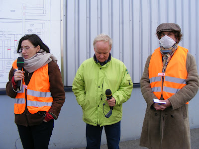 Menschen in grellfarbenen Schutzwesten, Dolmetscherin, PR-Mensch der Mülltrennungsanlage, Dozent mit Mundschutz