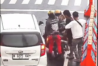 CCTV: Saat Anak Punk Bantu Ibu-Ibu yang Terjatuh dari Motornya