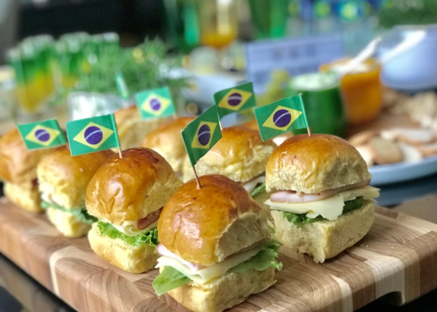 decoração de mesa para a copa do mundo hamburguer com bandeira da copa