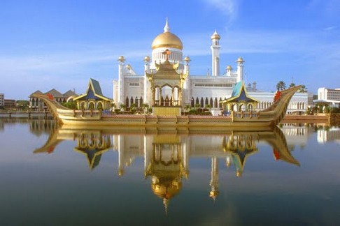 Hasil gambar untuk masjid sultan brunei