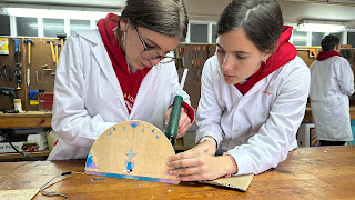 Alumnas en el taller de tecnología usando pistola de silicona
