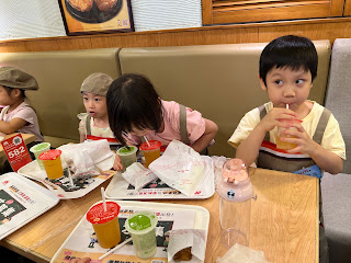 學齡前幼兒最喜歡的小小職人體驗活動推薦:連鎖速食品牌摩斯漢堡與永慶不動產汐止行政中心加盟店共同舉辦的端午節立蛋*小店長親子活動。活動內容豐富，寓教於樂。小朋友學習端午節的由來，體驗立蛋。摩斯小店長親子自己做漢堡，點餐，了解均衡飲食和衛生的觀念。很有趣的親子活動，適合3-7歲的小朋友和家長一起參加。