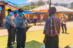 Polres Jayawijaya Gelar FGD dan Berikan Sumbangan ke Gereja Katolik Wesakma