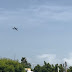Tres aviones Súper Tucanos y dos helicópteros, realizan vuelos rasantes en esta ciudad de Barahona.